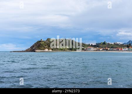 Vue panoramique sur la charmante ville de Ribadesella dans les Asturies, Espagne Banque D'Images