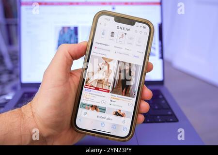 Main hält Mobiltelefon auf der die website des chinesischen Unternehmens Shein zu sehen ist *** main tenant un téléphone portable montrant le site de la société chinoise Shein Nordrhein-Westfalen Deutschland, Allemagne GMS18069 Banque D'Images