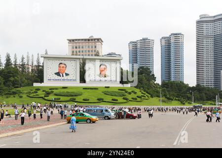 Pyongyang, Corée du Nord - 26 juillet 2015 : peintures murales de Kim il-sung et Kim Jong sur la colline de Jangdae à Pyongyang, Corée du Nord. Banque D'Images