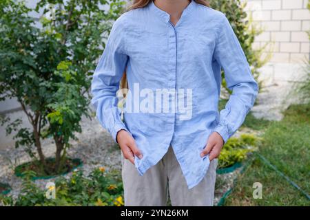 La femme portait une chemise grondée. Banque D'Images