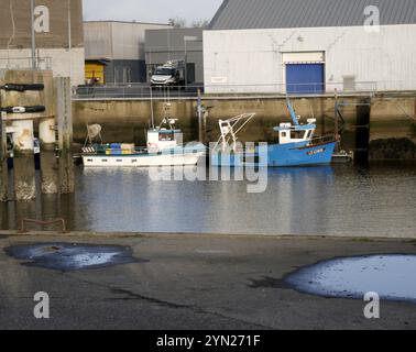 Lorient, Morbihan , France - 19 novembre 2023 : deux navires de pêche sur le quai dans le port de lorient Banque D'Images