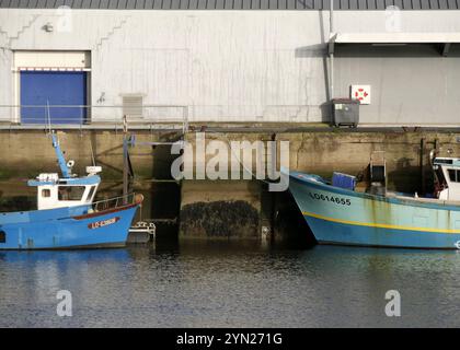 Lorient, Morbihan , France - 19 novembre 2023 : deux navires de pêche sur le quai dans le port de lorient Banque D'Images