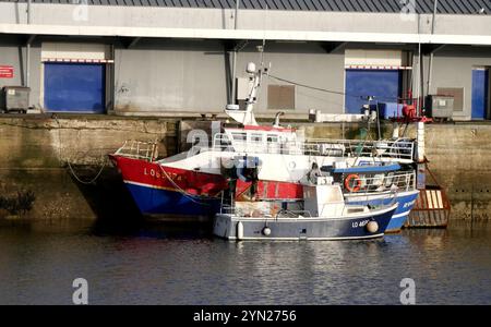 Lorient, Morbihan , France - 19 novembre 2023 : deux navires de pêche sur la jetée dans le port de lorient Banque D'Images