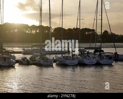 Lorient, Morbihan , France - 19 novembre 2023 : port au coucher du soleil à la base Banque D'Images