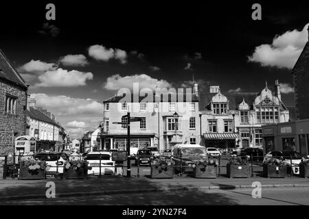 Vue estivale de la place du marché de la ville d'Uppingham, comté de Rutland, Angleterre, Royaume-Uni Banque D'Images