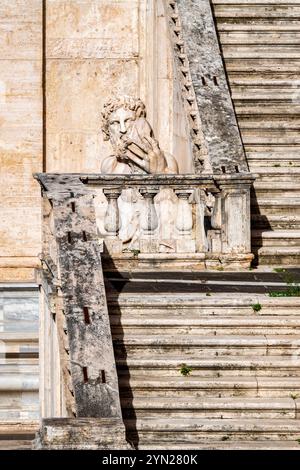 La statue en marbre de la rivière Dieu Tibre, située en face du Palazzo Senatorio sur la colline du Capitole de Rome, en Italie Banque D'Images