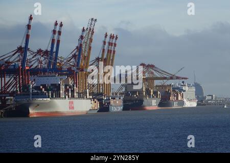Bremerhaven, Allemagne. 11 novembre 2024. Les porte-conteneurs sont traités au Stromkaje à Bremerhaven. Crédit : Friedemann Kohler/dpa/Alamy Live News Banque D'Images