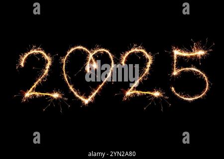 2025 écrit avec feu d'artifice Sparkle sur fond noir, heureux nouvel an 2025 concept. Banque D'Images