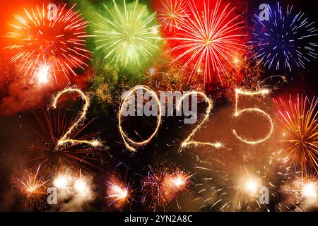 2025 bonne année écrit avec feu d'artifice Sparkle sur fond noir, Banque D'Images