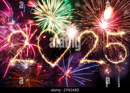 2025 bonne année écrit avec feu d'artifice Sparkle sur fond noir, Banque D'Images