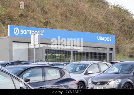 Concessionnaire automobile moderne Santogal affichant une sélection de véhicules d'occasion dans leur terrain extérieur Banque D'Images