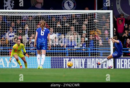 Guro Reiten de Chelsea marque le premier but de son équipe depuis le point de penalty lors du match de Super League féminine des Barclays à Kingsmeadow, Londres. Date de la photo : dimanche 24 novembre 2024. Banque D'Images