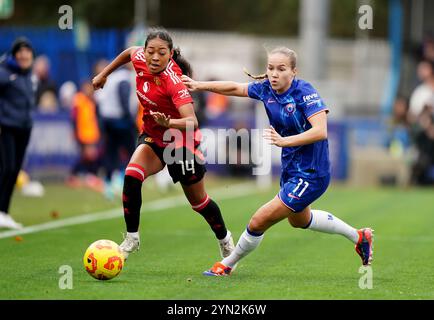 Jayde Riviere de Manchester United (à gauche) et Guro Reiten de Chelsea (à droite) s'affrontent pour le ballon lors du match de Super League féminine des Barclays à Kingsmeadow, Londres. Date de la photo : dimanche 24 novembre 2024. Banque D'Images