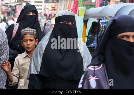 Femmes musulmanes dans la vieille ville de Chhatrapati Sambhaji Nagar (anciennement Aurangabad), Maharashtra, Inde Banque D'Images