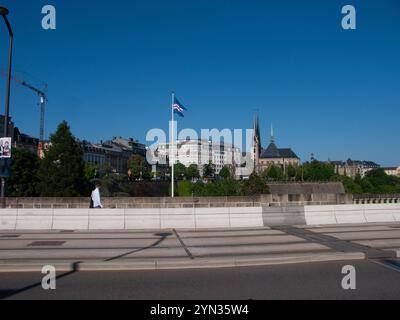 Vue lointaine de la Cathédrale notre-Dame, Luxembourg (Cathédrale notre-Dame, Cathédrale notre-Dame) depuis Pont Adolphe Banque D'Images