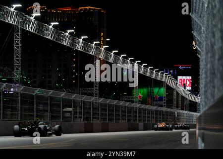 Las Vegas, États-Unis. 23 novembre 2024. Lewis Hamilton, pilote britannique de formule 1 de Mercedes-AMG Petronas, Lando Norris, pilote britannique de formule 1 de McLaren F1 Team, et Kevin Magnussen, pilote danois de formule 1 de Haas F1 Team, en action lors du Grand Prix de formule 1 de Las Vegas sur le Las Vegas Strip circuit à Las Vegas le samedi 23 novembre 2024. Photo de Greg Nash/UPI crédit : UPI/Alamy Live News Banque D'Images