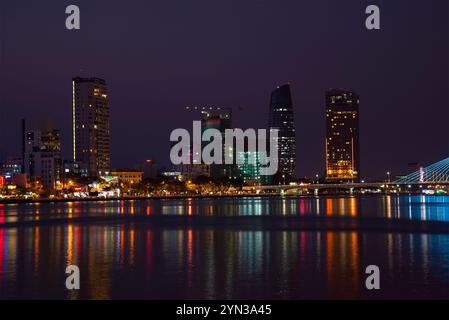 DA NANG, VIETNAM - 05 JANVIER 2016 : le quai du fleuve Han dans l'illumination nocturne. Da Nang, Vietnam Banque D'Images