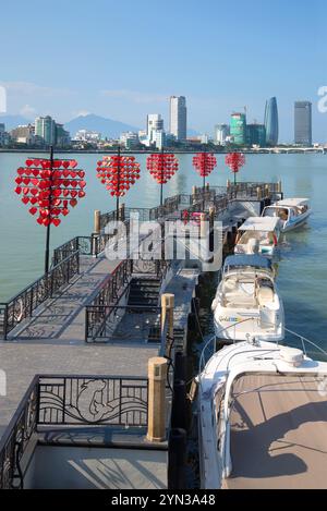 DA NANG, VIETNAM - 06 JANVIER 2016 : DHS-marina jetée sur la rivière Han par un matin ensoleillé. Da Nang, Vietnam Banque D'Images