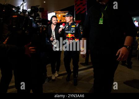 Las Vegas, États-Unis. 24 novembre 2024. Le pilote néerlandais de formule 1 Max Verstappen de Red Bull Racing est interviewé après avoir remporté son quatrième championnat du monde des pilotes après le Grand Prix de formule 1 de Las Vegas sur le Las Vegas Strip circuit à Las Vegas le dimanche 24 novembre 2024. Photo de Greg Nash/UPI crédit : UPI/Alamy Live News Banque D'Images