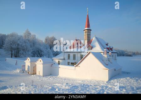 GATCHINA, RUSSIE - 22 JANVIER 2016 : Palais du Prieuré un jour d'hiver glacial. Gatchina, région de Leningrad Banque D'Images