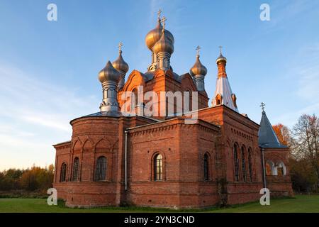 Église de Nicolas le Wonderworker (1902-1918) gros plan sur un matin ensoleillé d'octobre. Remda. Région de Pskov, Russie Banque D'Images