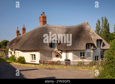 Royaume-Uni, Angleterre, Somerset, Quantocks, East Quantockshead, Frog Street, maison au toit de chaume Banque D'Images