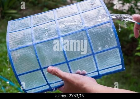 nettoyage du filtre encrassé du climatiseur Banque D'Images