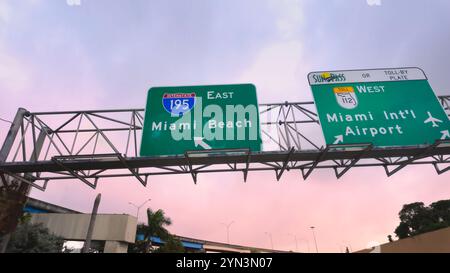 Panneaux directionnels de Miami Beach et de l'aéroport international de Miami sur l'autoroute - MIAMI, ÉTATS-UNIS - 5 NOVEMBRE 2024 Banque D'Images