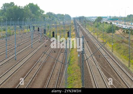 Jonction ferroviaire comportant plusieurs ensembles de voies, de signaux et de lignes électriques aériennes. Transports, industrie. Banque D'Images