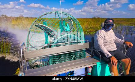 Promenade en hydroglisseur à travers les marais et les prairies de Floride - ORLANDO, ÉTATS-UNIS - 31 OCTOBRE 2024 Banque D'Images