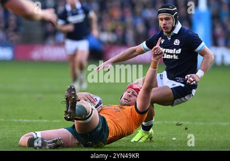 Édimbourg, Royaume-Uni. 24 novembre 2024. Harry Wilson d'Australie et Darcy Graham d'Écosse lors du match des Autumn Nation Series au Murrayfield Stadium d'Édimbourg. Le crédit photo devrait se lire : Neil Hanna/Sportimage crédit : Sportimage Ltd/Alamy Live News Banque D'Images