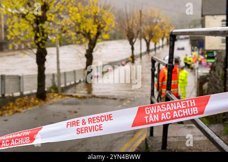 Pontypridd, pays de Galles, Royaume-Uni - 24 novembre 2024 : ruban plastique du service d'incendie et de secours du pays de Galles du Sud empêchant l'accès à une zone inondée de la ville Banque D'Images