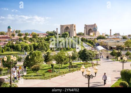 Samarcande, Ouzbékistan - 06 juillet 2024 : le mausolée Bibi Khanum au sommet de la colline et ses jardins Banque D'Images