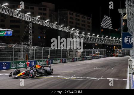 Las Vegas, États-Unis. 23 novembre 2024. Max Verstappen de Red Bull franchit la ligne d'arrivée lors de la course du Grand Prix américain de formule 1 2024 sur le circuit de Las Vegas, à Las Vegas, aux États-Unis, le 23 novembre 2024. Crédit : Qian Jun/Xinhua/Alamy Live News Banque D'Images