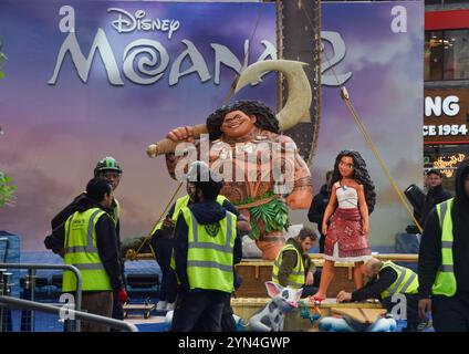 Londres, Royaume-Uni. 24 novembre 2024. Préparatifs pour la première du film d'animation Moana 2 de Disney devant Cineworld à Leicester Square. Crédit : Vuk Valcic/Alamy Live News Banque D'Images