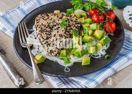 Steak de thon sésame avec salsa à l'avocat Banque D'Images