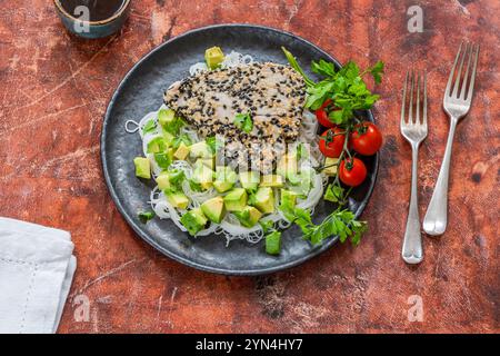 Steak de thon sésame avec salsa à l'avocat Banque D'Images