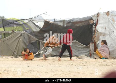 Khan Younes, Palestine. 24 novembre 2024. Camp Al-Mawasi pour Palestiniens déplacés à Khan Yunis, bande de Gaza, Palestine le 24 novembre 2024. Photo de Ramez Habboub/ABACAPRESS. COM Credit : Abaca Press/Alamy Live News Banque D'Images