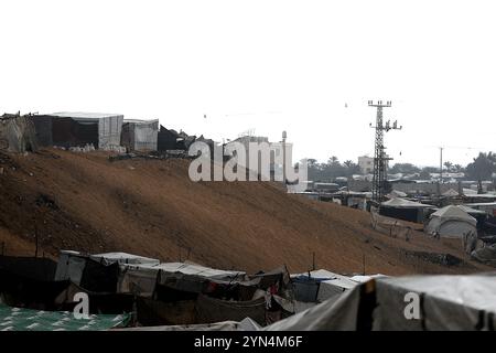 Khan Younes, Palestine. 24 novembre 2024. Camp Al-Mawasi pour Palestiniens déplacés à Khan Yunis, bande de Gaza, Palestine le 24 novembre 2024. Photo de Ramez Habboub/ABACAPRESS. COM Credit : Abaca Press/Alamy Live News Banque D'Images