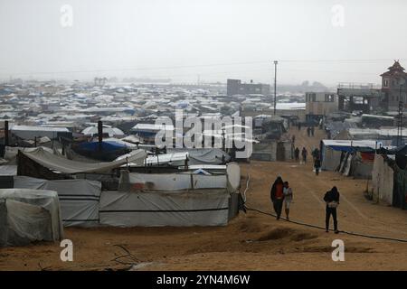 Khan Younes, Palestine. 24 novembre 2024. Camp Al-Mawasi pour Palestiniens déplacés à Khan Yunis, bande de Gaza, Palestine le 24 novembre 2024. Photo de Ramez Habboub/ABACAPRESS. COM Credit : Abaca Press/Alamy Live News Banque D'Images