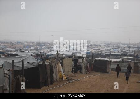 Khan Younes, Palestine. 24 novembre 2024. Camp Al-Mawasi pour Palestiniens déplacés à Khan Yunis, bande de Gaza, Palestine le 24 novembre 2024. Photo de Ramez Habboub/ABACAPRESS. COM Credit : Abaca Press/Alamy Live News Banque D'Images