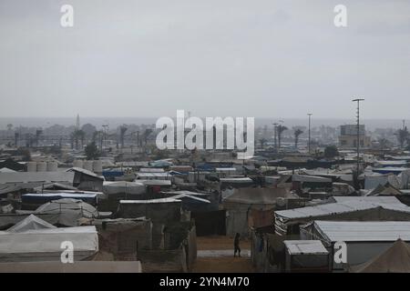 Khan Younes, Palestine. 24 novembre 2024. Camp Al-Mawasi pour Palestiniens déplacés à Khan Yunis, bande de Gaza, Palestine le 24 novembre 2024. Photo de Ramez Habboub/ABACAPRESS. COM Credit : Abaca Press/Alamy Live News Banque D'Images