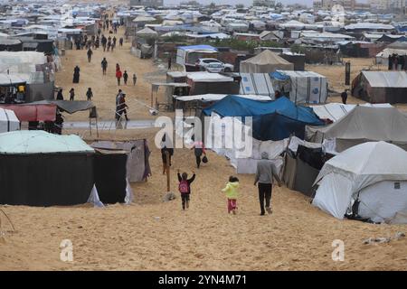 Khan Younes, Palestine. 24 novembre 2024. Camp Al-Mawasi pour Palestiniens déplacés à Khan Yunis, bande de Gaza, Palestine le 24 novembre 2024. Photo de Ramez Habboub/ABACAPRESS. COM Credit : Abaca Press/Alamy Live News Banque D'Images