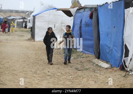 Khan Younes, Palestine. 24 novembre 2024. Camp Al-Mawasi pour Palestiniens déplacés à Khan Yunis, bande de Gaza, Palestine le 24 novembre 2024. Photo de Ramez Habboub/ABACAPRESS. COM Credit : Abaca Press/Alamy Live News Banque D'Images