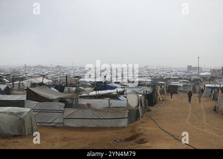 Khan Younes, Palestine. 24 novembre 2024. Camp Al-Mawasi pour Palestiniens déplacés à Khan Yunis, bande de Gaza, Palestine le 24 novembre 2024. Photo de Ramez Habboub/ABACAPRESS. COM Credit : Abaca Press/Alamy Live News Banque D'Images