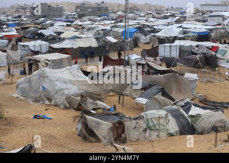 Khan Younes, Palestine. 24 novembre 2024. Camp Al-Mawasi pour Palestiniens déplacés à Khan Yunis, bande de Gaza, Palestine le 24 novembre 2024. Photo de Ramez Habboub/ABACAPRESS. COM Credit : Abaca Press/Alamy Live News Banque D'Images