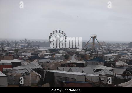 Khan Younes, Palestine. 24 novembre 2024. Camp Al-Mawasi pour Palestiniens déplacés à Khan Yunis, bande de Gaza, Palestine le 24 novembre 2024. Photo de Ramez Habboub/ABACAPRESS. COM Credit : Abaca Press/Alamy Live News Banque D'Images