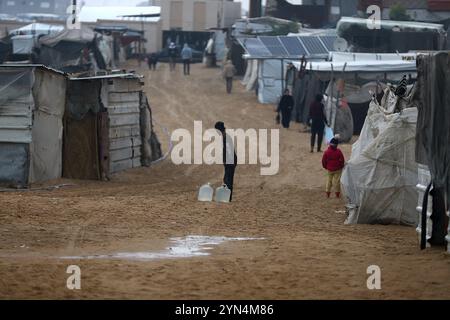 Khan Younes, Palestine. 24 novembre 2024. Camp Al-Mawasi pour Palestiniens déplacés à Khan Yunis, bande de Gaza, Palestine le 24 novembre 2024. Photo de Ramez Habboub/ABACAPRESS. COM Credit : Abaca Press/Alamy Live News Banque D'Images