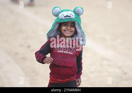 Khan Younes, Palestine. 24 novembre 2024. Camp Al-Mawasi pour Palestiniens déplacés à Khan Yunis, bande de Gaza, Palestine le 24 novembre 2024. Photo de Ramez Habboub/ABACAPRESS. COM Credit : Abaca Press/Alamy Live News Banque D'Images