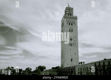 L'ancien et beau minaret de la mosquée Koutoubia à Marrakech au Maroc dans le Maghreb en Afrique du Nord Banque D'Images